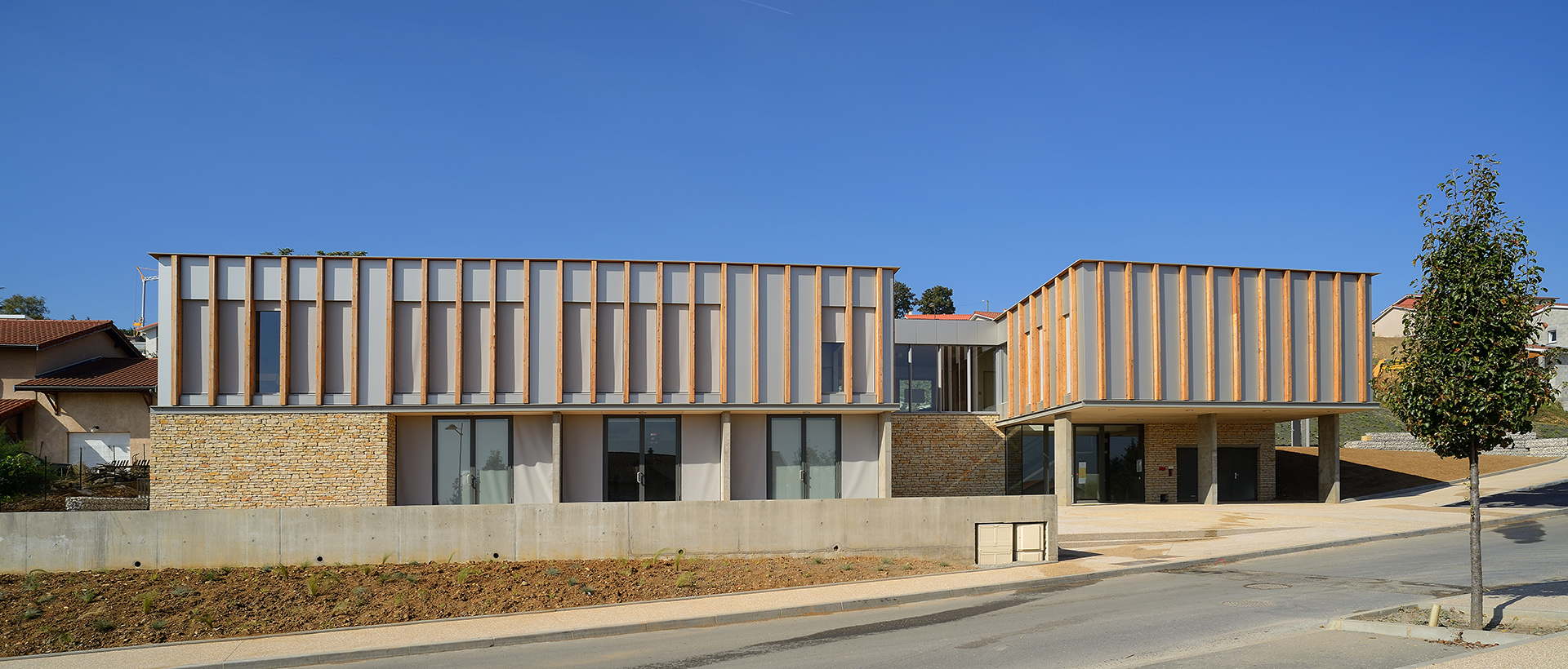 Salle associative Anse (Atelier Régis Gachon Architecte)